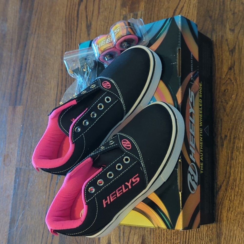 NWT youth 3 Heelys